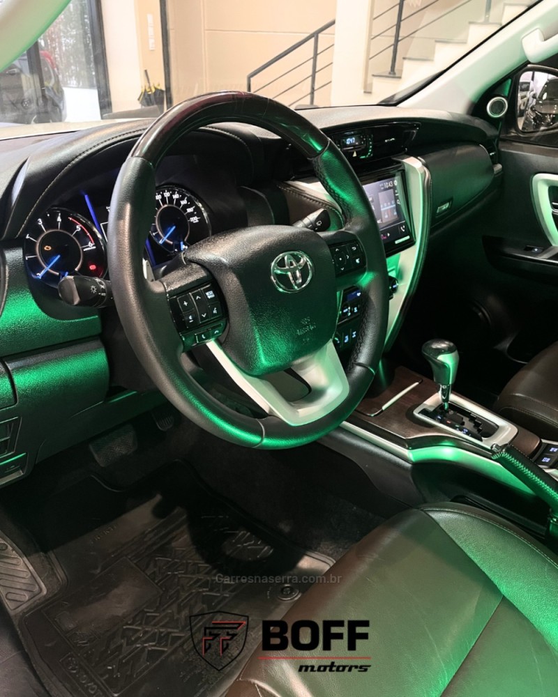 HILUX SW4 2.8 SRX 4X4 7 LUGARES 16V TURBO INTERCOOLER DIESEL 4P AUTOMÁTICO - 2017 - CAXIAS DO SUL