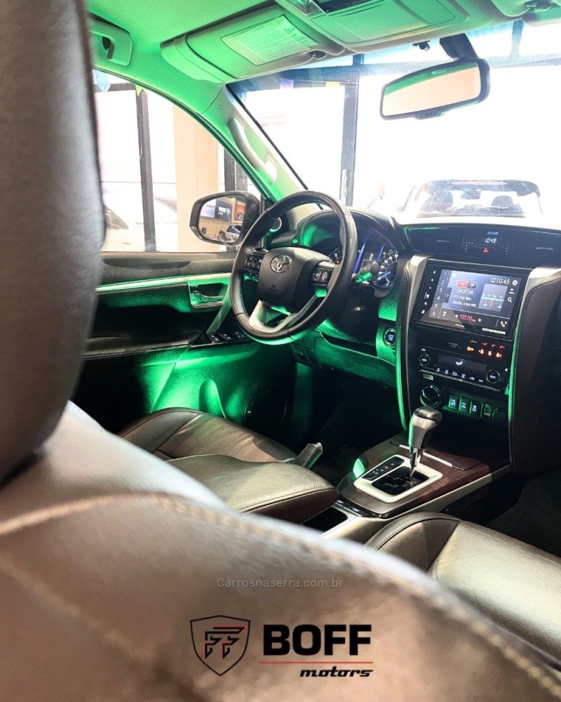 HILUX SW4 2.8 SRX 4X4 7 LUGARES 16V TURBO INTERCOOLER DIESEL 4P AUTOMÁTICO - 2017 - CAXIAS DO SUL