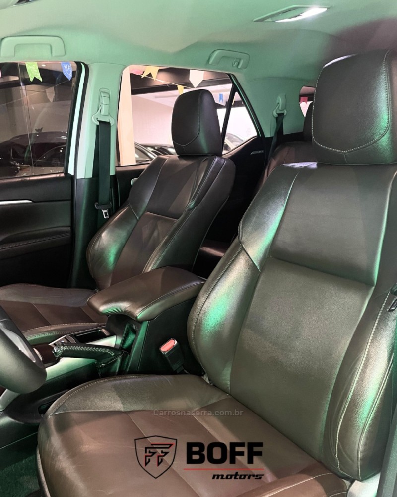 HILUX SW4 2.8 SRX 4X4 7 LUGARES 16V TURBO INTERCOOLER DIESEL 4P AUTOMÁTICO - 2017 - CAXIAS DO SUL