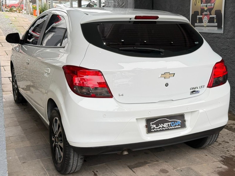 ONIX 1.4 MPFI LTZ 8V FLEX 4P MANUAL - 2014 - FARROUPILHA
