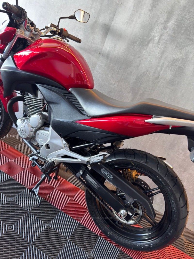 CB 300R  - 2012 - PORTãO