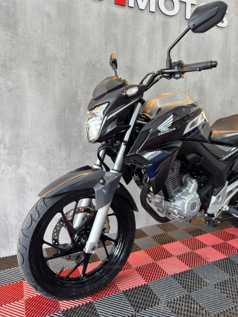 CB 250F TWISTER CBS - 2020 - PORTãO