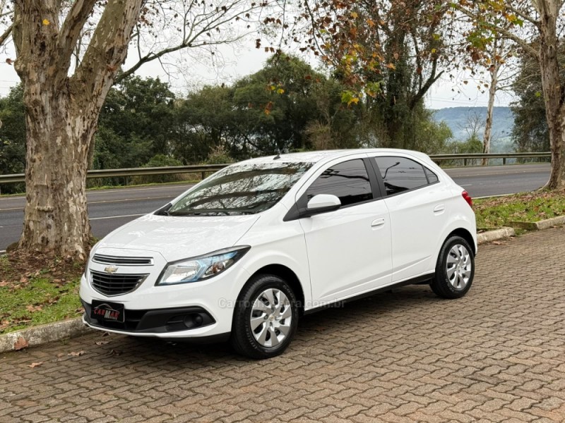 ONIX 1.4 MPFI LT 8V FLEX 4P MANUAL - 2015 - DOIS IRMãOS