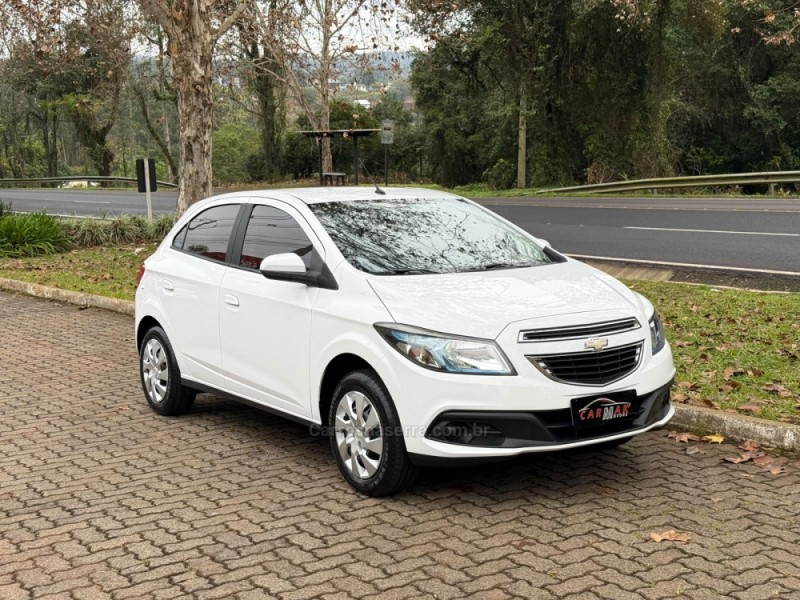ONIX 1.4 MPFI LT 8V FLEX 4P MANUAL - 2015 - DOIS IRMãOS