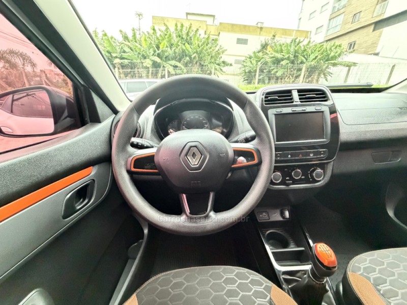 KWID 1.0 12V OUTSIDER FLEX 4P MANUAL - 2022 - FELIZ