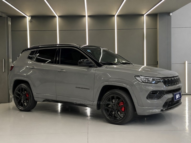 COMPASS 2.0 HURRICANE BLACKHAWK 4X4 TURBO GASOLINA 4P AUTOMÁTICO - 2025 - SAPIRANGA