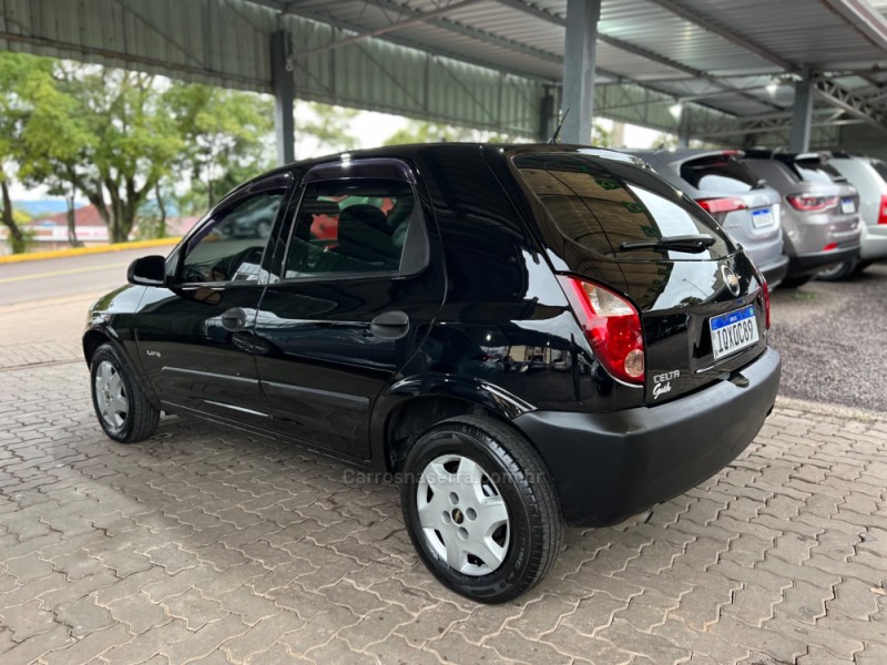 CELTA 1.0 MPFI LIFE 8V FLEX 4P MANUAL - 2011 - BOM PRINCíPIO