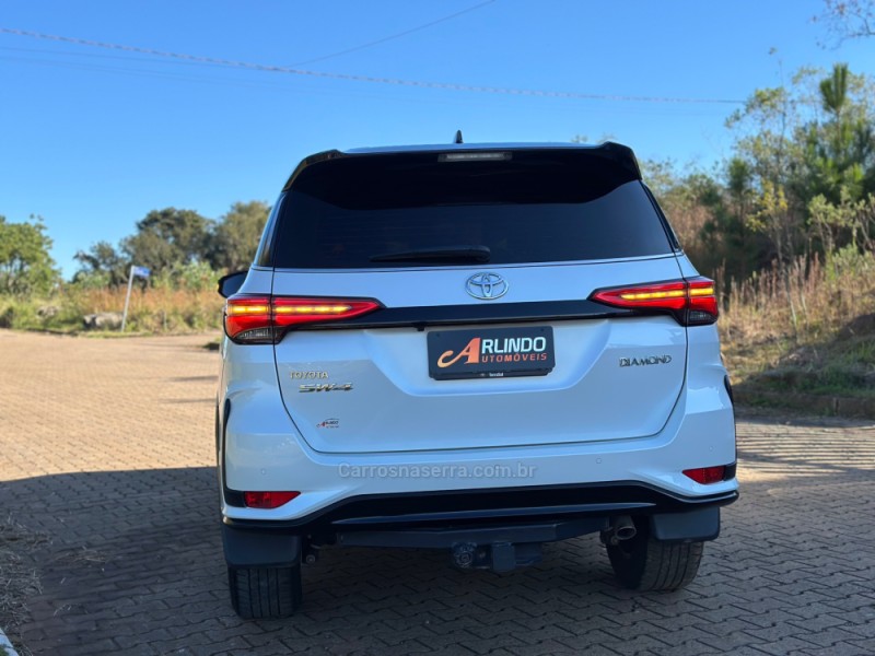 HILUX SW4 2.8 4X4 DIAMOND 16V TURBO DIESEL 4P 7 LUGARES AUTOMATICO - 2024 - PAROBé