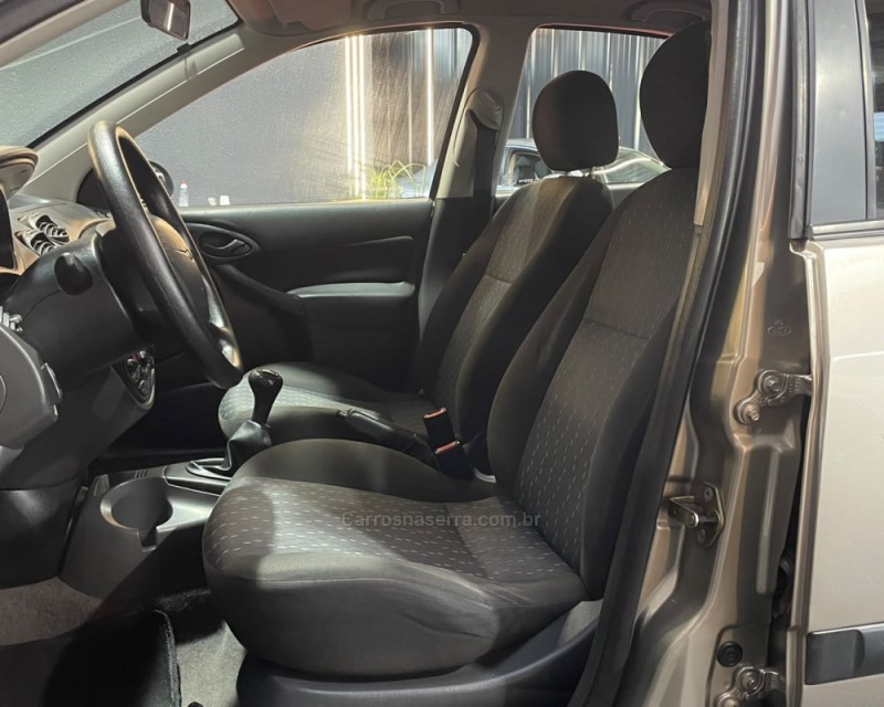 FOCUS 1.6 8V GASOLINA 4P MANUAL - 2007 - VACARIA