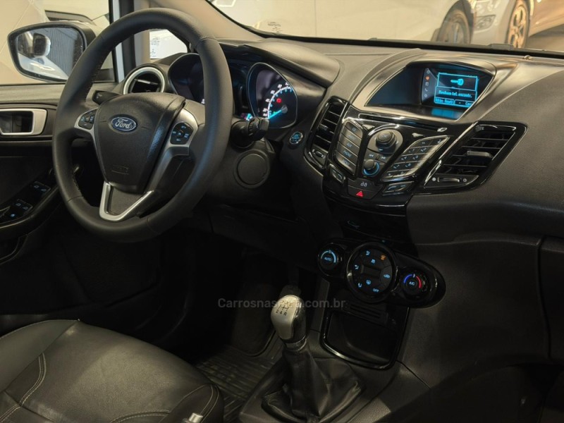 FIESTA 1.6 TITANIUM HATCH 16V FLEX 4P MANUAL - 2016 - ESTâNCIA VELHA