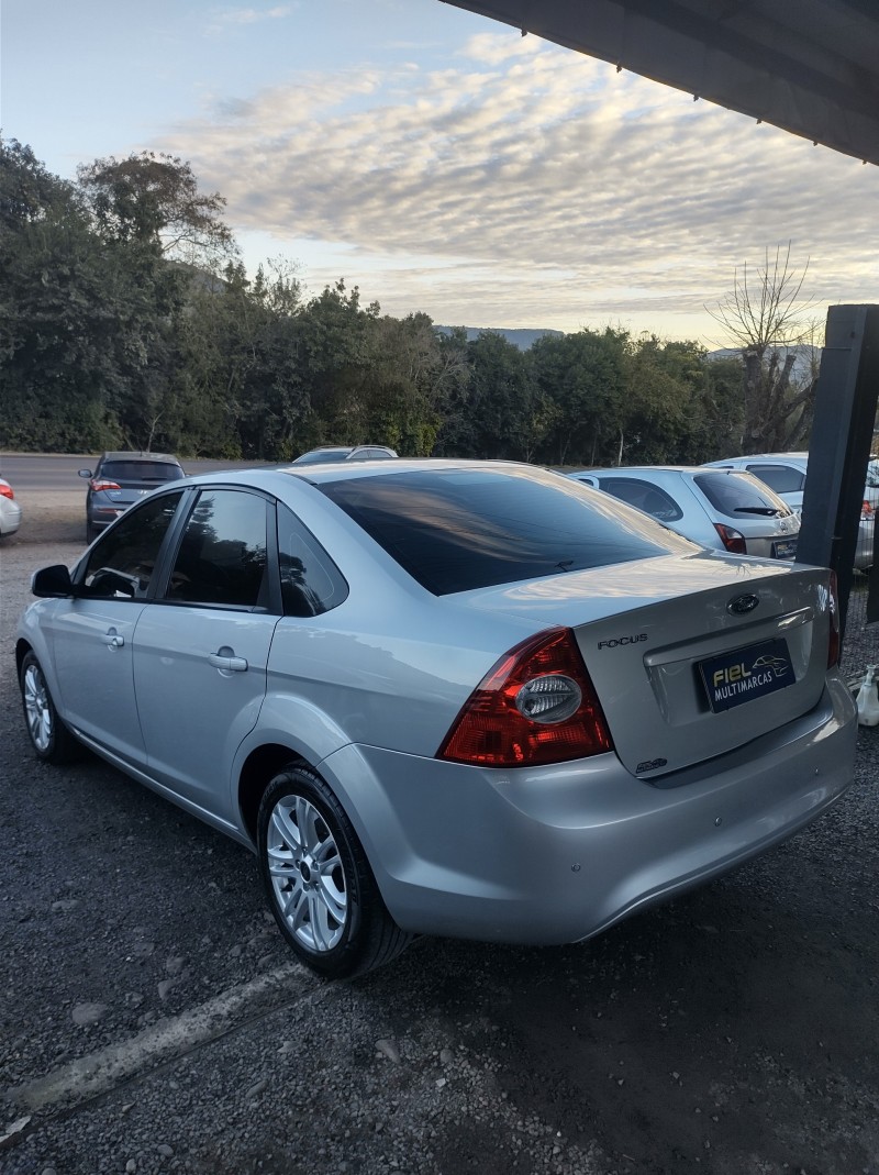 FOCUS 1.6 SE SEDAN 16V FLEX 4P MANUAL - 2013 - VALE REAL