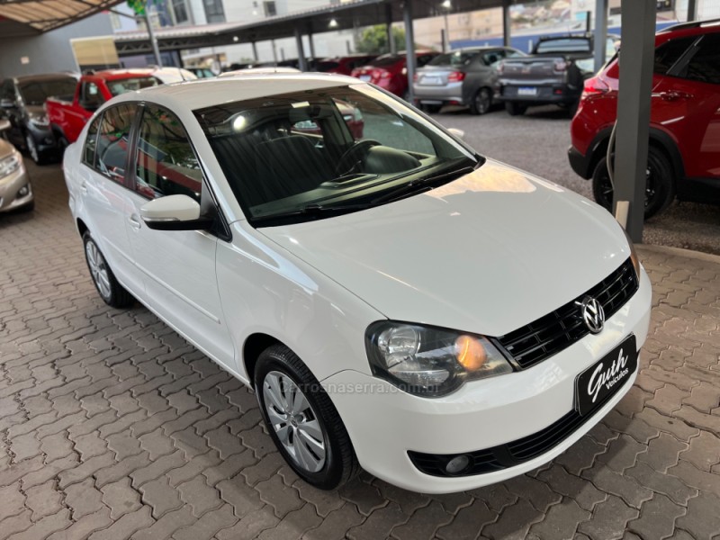 POLO SEDAN 1.6 MI 8V FLEX 4P MANUAL - 2012 - BOM PRINCíPIO