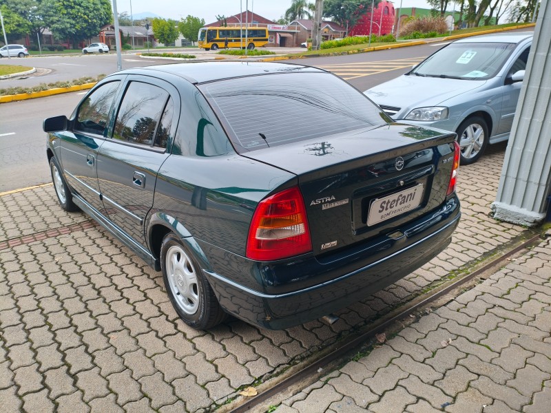 ASTRA 1.8 MPFI MILLENIUM II SEDAN 8V GASOLINA 4P MANUAL - 2001 - BOM PRINCíPIO