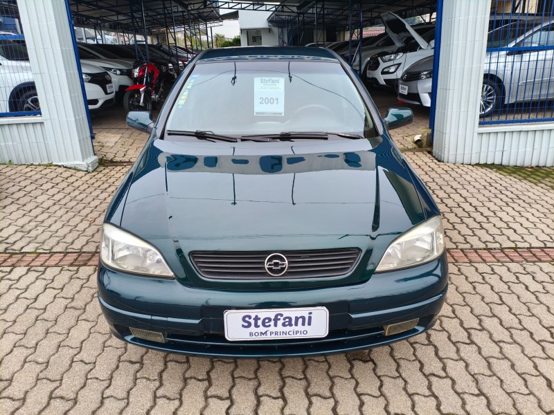 ASTRA 1.8 MPFI MILLENIUM II SEDAN 8V GASOLINA 4P MANUAL - 2001 - BOM PRINCíPIO