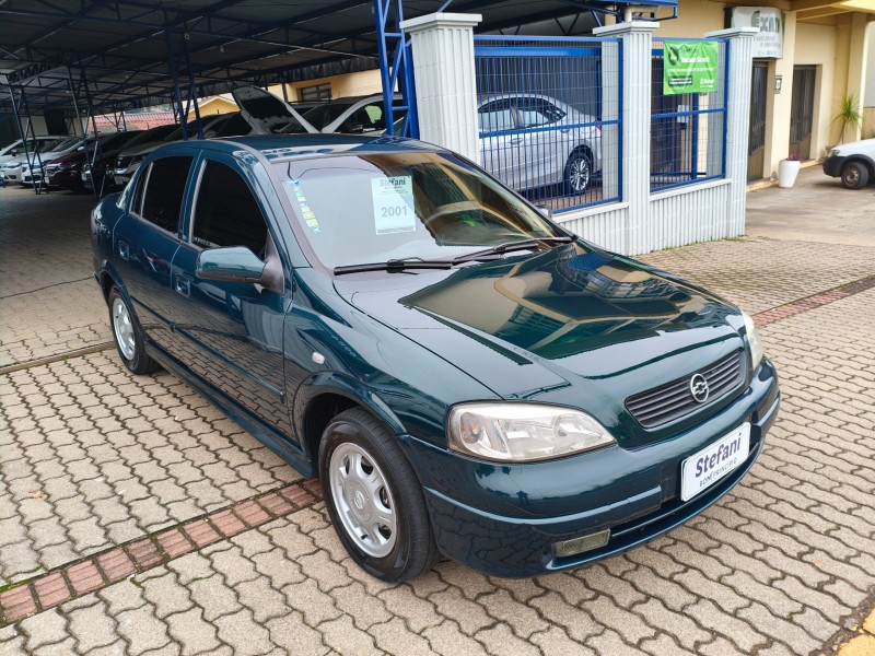 ASTRA 1.8 MPFI MILLENIUM II SEDAN 8V GASOLINA 4P MANUAL - 2001 - BOM PRINCíPIO