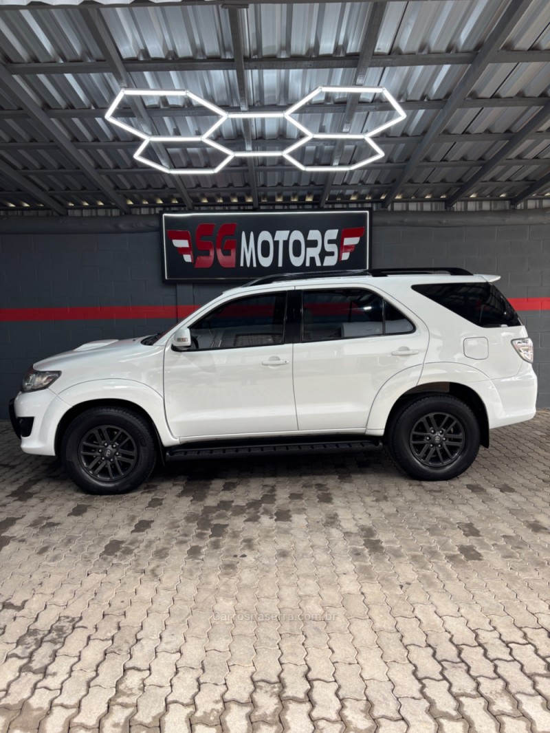 HILUX SW4 3.0 SRV 4X4 7 LUGARES 16V TURBO INTERCOOLER DIESEL 4P AUTOMÁTICO - 2013 - HARMONIA