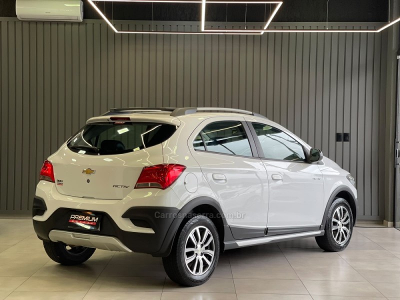ONIX 1.4 MPFI ACTIV 8V FLEX 4P MANUAL - 2017 - DOIS IRMãOS