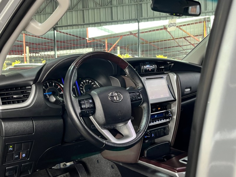 HILUX SW4 2.8 SRX 4X4 7 LUGARES 16V TURBO INTERCOOLER DIESEL 4P AUTOMÁTICO - 2019 - CAXIAS DO SUL