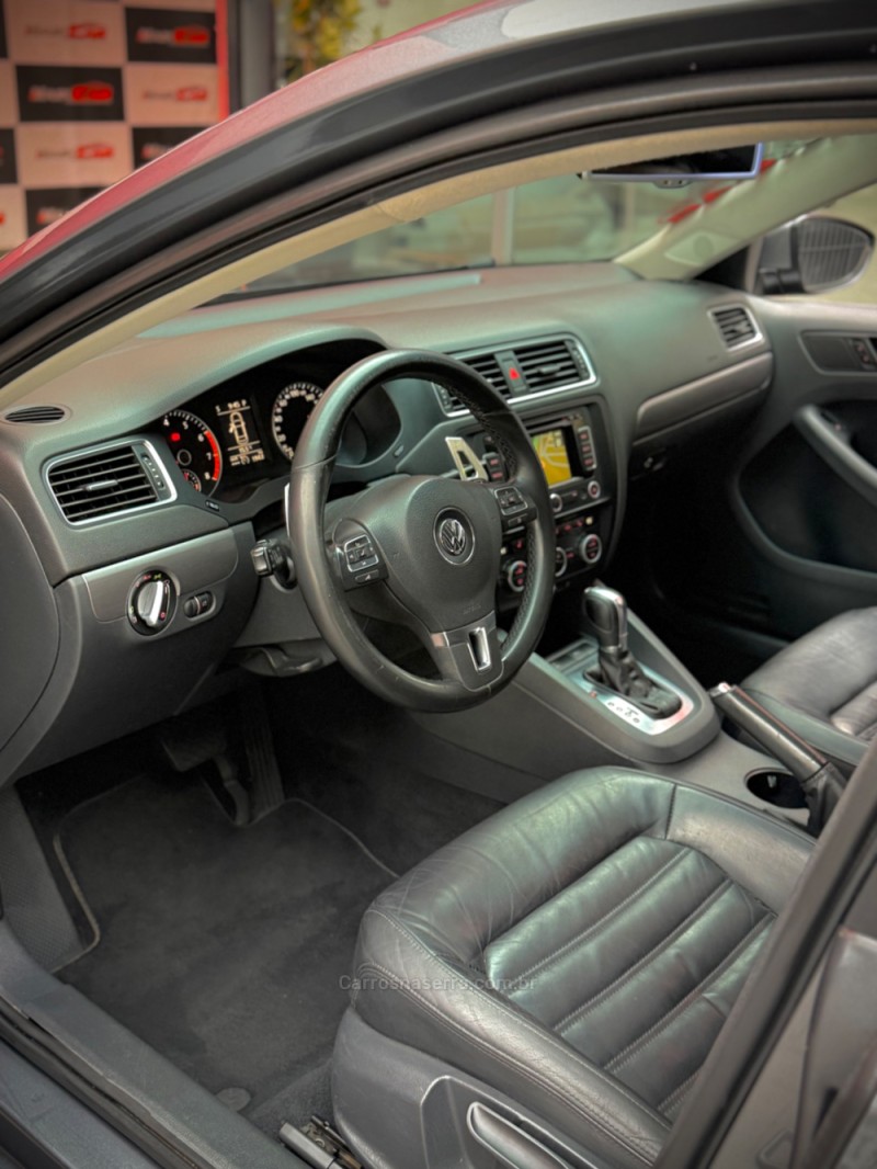 JETTA 2.0 TSI HIGHLINE 200CV GASOLINA 4P TIPTRONIC - 2013 - ESTâNCIA VELHA