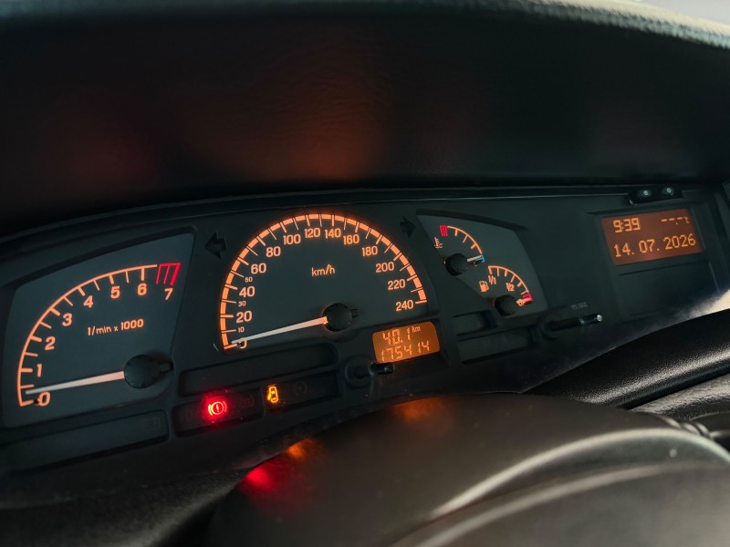 VECTRA 2.0 MPFI EXPRESSION 8V GASOLINA 4P MANUAL - 2002 - FELIZ