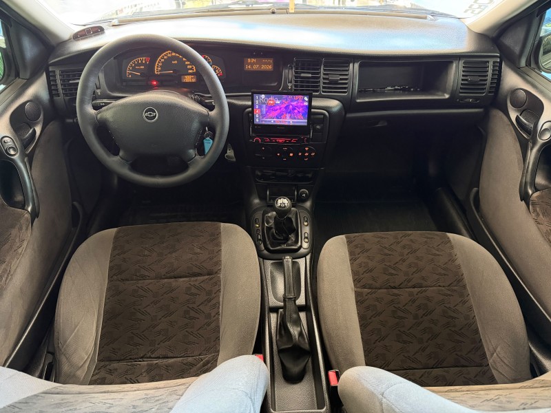 VECTRA 2.0 MPFI EXPRESSION 8V GASOLINA 4P MANUAL - 2002 - FELIZ