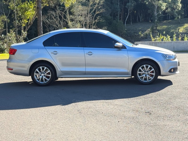 JETTA 2.0 COMFORTLINE FLEX 4P TIPTRONIC - 2011 - GRAMADO