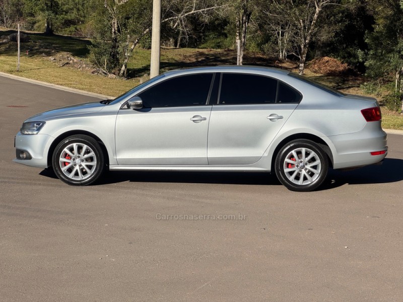 JETTA 2.0 COMFORTLINE FLEX 4P TIPTRONIC - 2011 - GRAMADO
