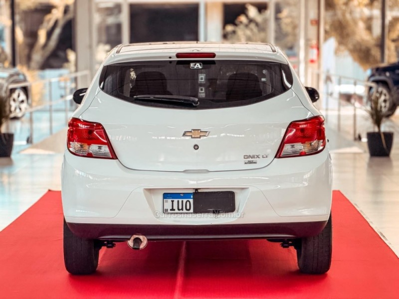 ONIX 1.0 LT 12V FLEX 4P MANUAL - 2014 - NOVA PRATA