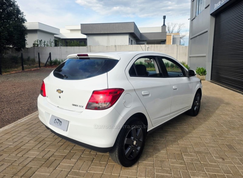 ONIX 1.4 MPFI LTZ 8V FLEX 4P MANUAL - 2015 - LAJEADO