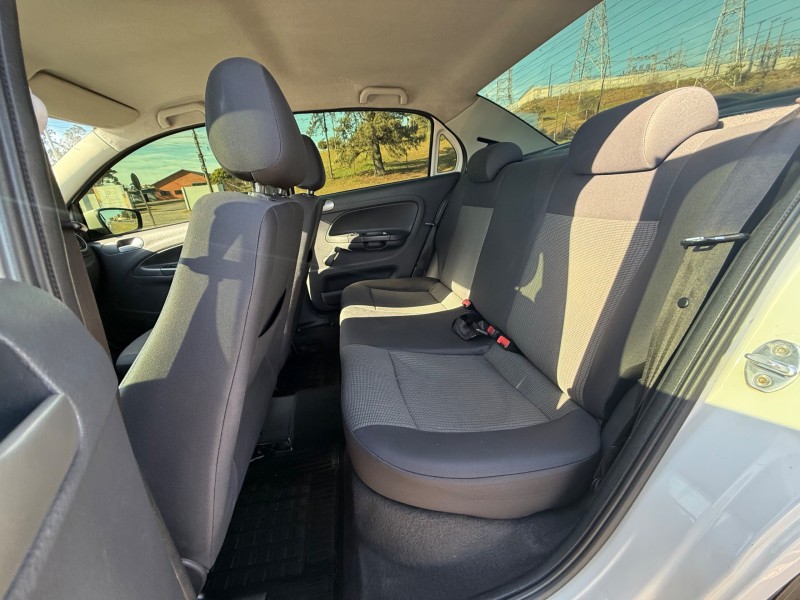 VOYAGE 1.0 MI 8V FLEX 4P MANUAL - 2013 - FARROUPILHA