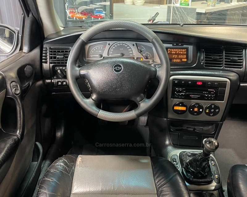 VECTRA 2.2 MPFI CHALLENGE 16V GASOLINA 4P MANUAL - 2002 - VACARIA