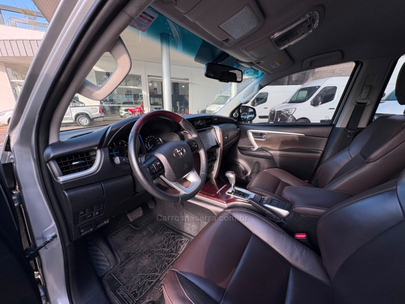 HILUX SW4 2.8 SRX 4X4 7 LUGARES 16V TURBO INTERCOOLER DIESEL 4P AUTOMÁTICO - 2020 - FARROUPILHA