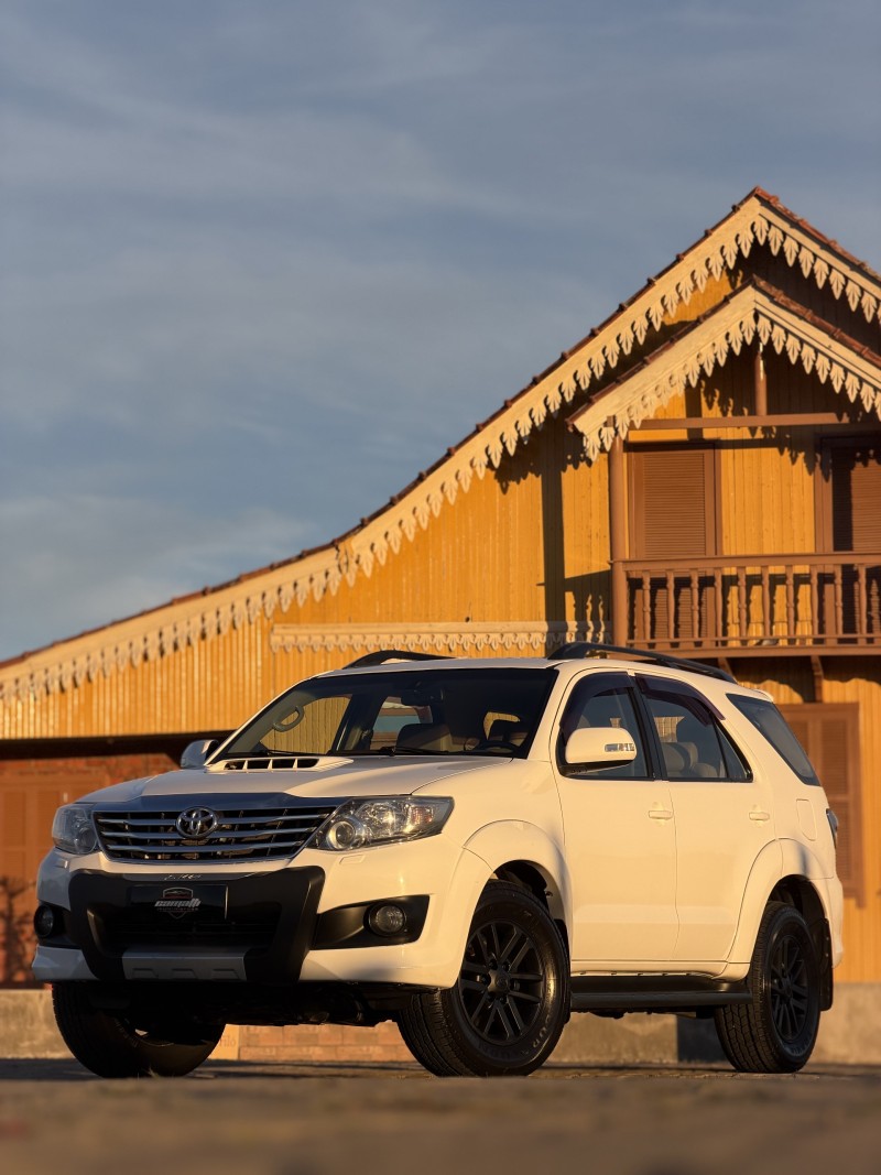 HILUX SW4 3.0 SRV 4X4 7 LUGARES 16V TURBO INTERCOOLER DIESEL 4P AUTOMÁTICO - 2013 - ANTôNIO PRADO
