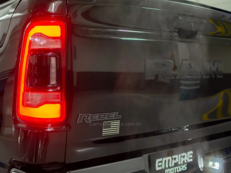 1500 REBEL 5.7 HEMI V8 CD 4X4 GASOLINA 4P AUTOMÁTICA - 2022 - PORTO ALEGRE