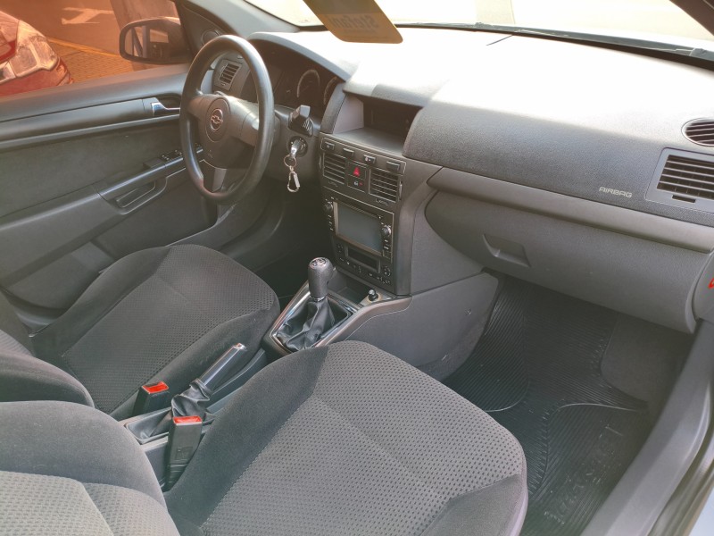 VECTRA 2.0 MPFI GT HATCH 8V FLEX 4P MANUAL - 2009 - BOM PRINCíPIO