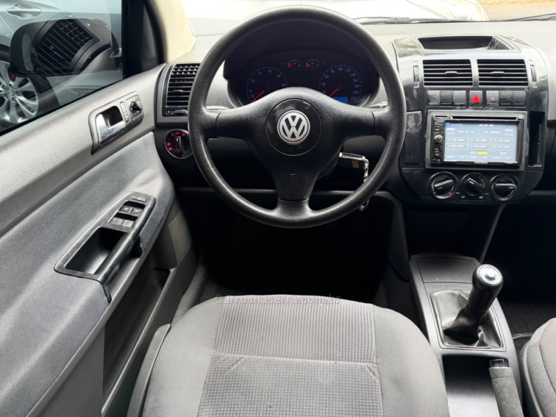 POLO SEDAN 1.6 MI COMFORTLINE 8V FLEX 4P MANUAL - 2006 - CAMPO BOM