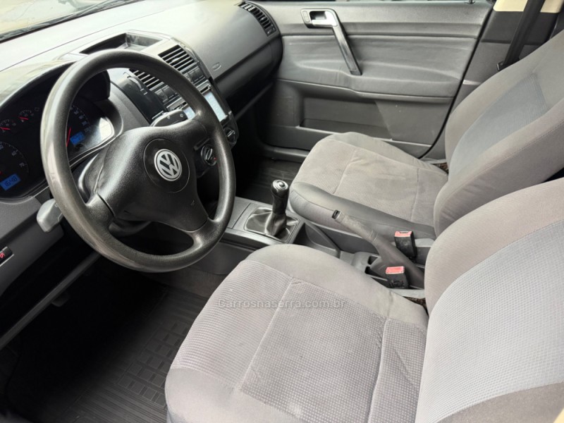 POLO SEDAN 1.6 MI COMFORTLINE 8V FLEX 4P MANUAL - 2006 - CAMPO BOM