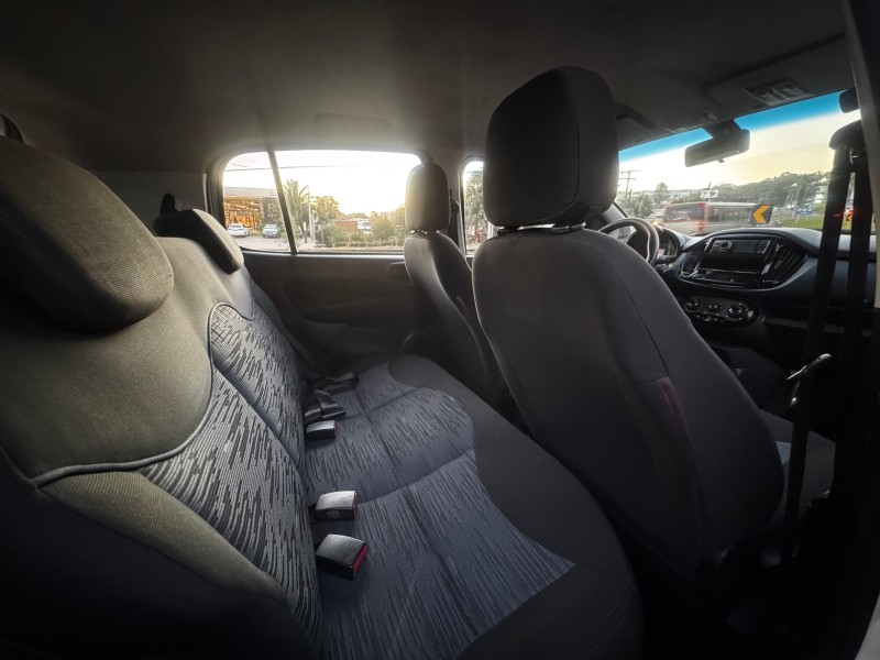 UNO 1.0 EVO ATTRACTIVE 8V FLEX 4P MANUAL - 2015 - DOIS IRMãOS