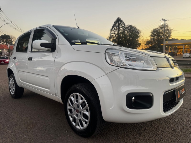 UNO 1.0 EVO ATTRACTIVE 8V FLEX 4P MANUAL - 2015 - DOIS IRMãOS