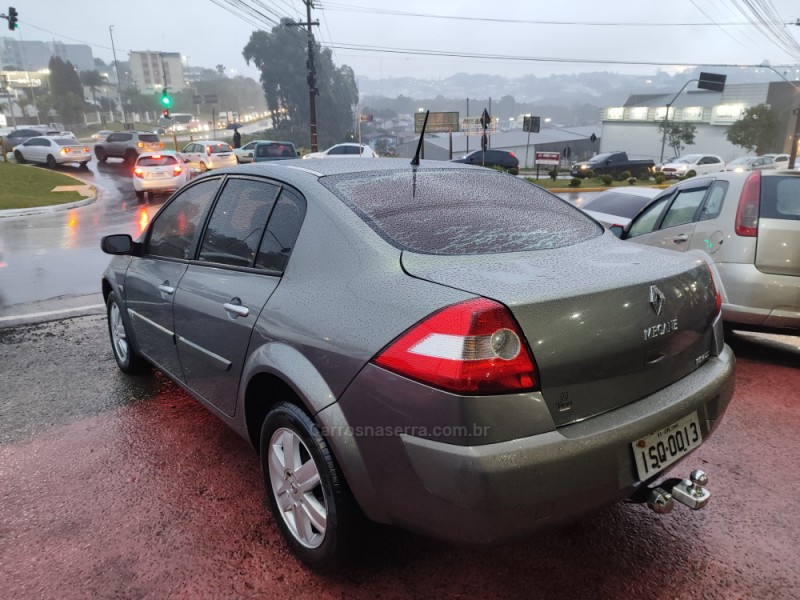 MÉGANE 2.0 DYNAMIQUE SEDAN 16V GASOLINA 4P MANUAL - 2008 - FARROUPILHA