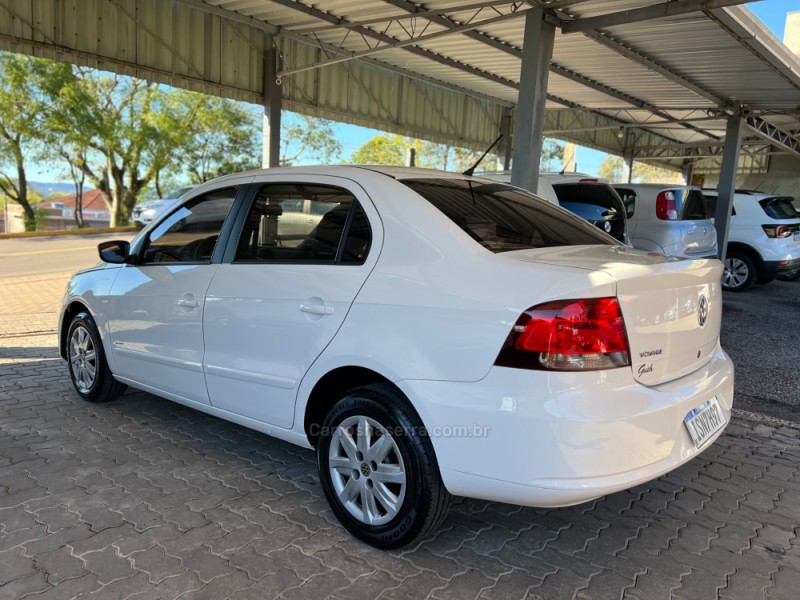 VOYAGE 1.0 MI CITY 8V FLEX 4P MANUAL - 2011 - BOM PRINCíPIO