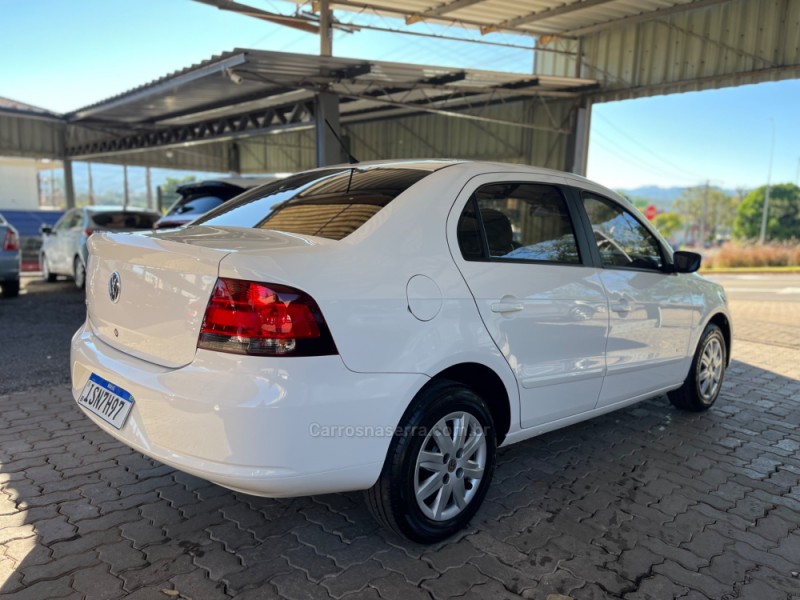VOYAGE 1.0 MI CITY 8V FLEX 4P MANUAL - 2011 - BOM PRINCíPIO