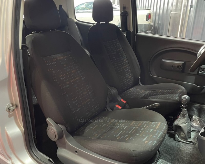 UNO 1.0 VIVACE 8V FLEX 2P MANUAL - 2014 - VACARIA
