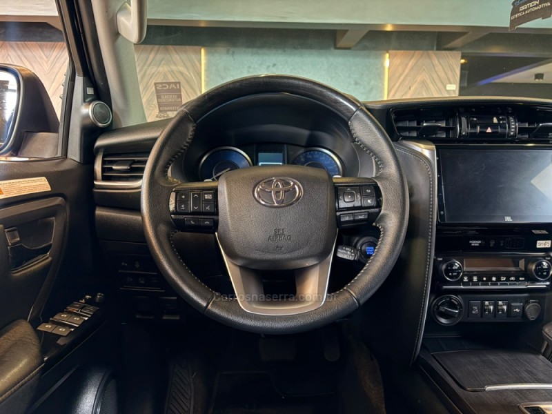 HILUX SW4 2.8 4X4 SRX PLATINUM TURBO 7 LUGARES DIESEL 4P AUTOMÁTICO - 2024 - CAMPO BOM