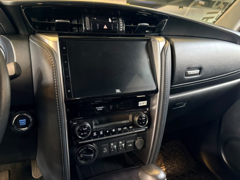 HILUX SW4 2.8 4X4 SRX PLATINUM TURBO 7 LUGARES DIESEL 4P AUTOMÁTICO - 2024 - CAMPO BOM