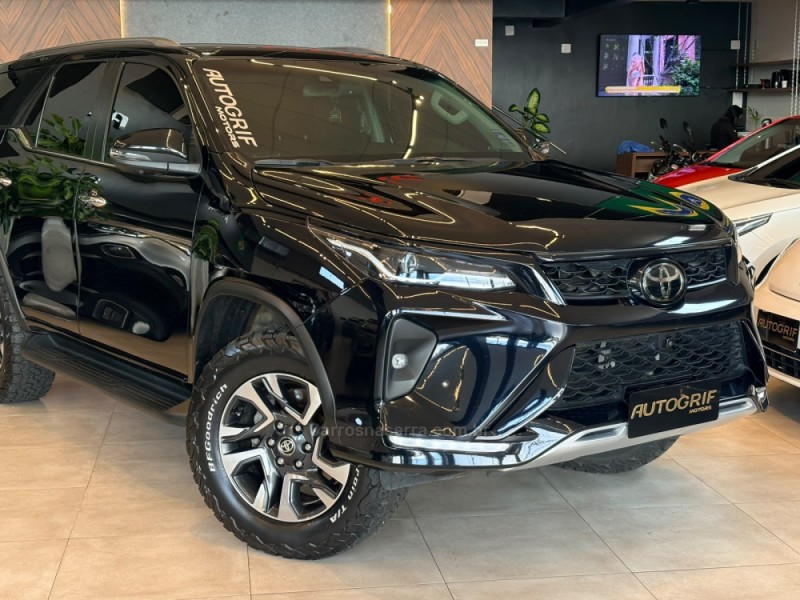 HILUX SW4 2.8 4X4 SRX PLATINUM TURBO 7 LUGARES DIESEL 4P AUTOMÁTICO - 2024 - CAMPO BOM