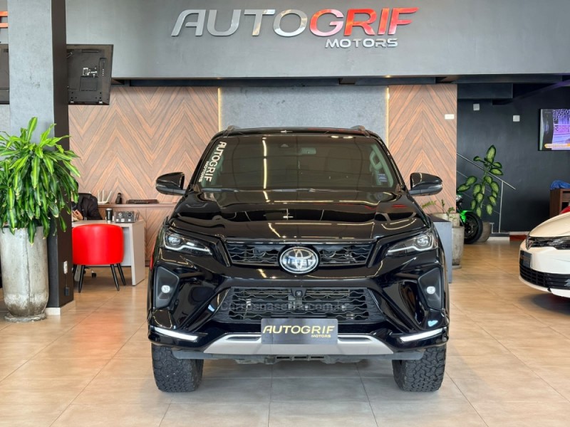 HILUX SW4 2.8 4X4 SRX PLATINUM TURBO 7 LUGARES DIESEL 4P AUTOMÁTICO - 2024 - CAMPO BOM