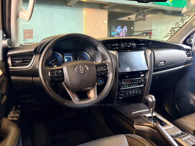 HILUX SW4 2.8 4X4 SRX PLATINUM TURBO 7 LUGARES DIESEL 4P AUTOMÁTICO - 2024 - CAMPO BOM