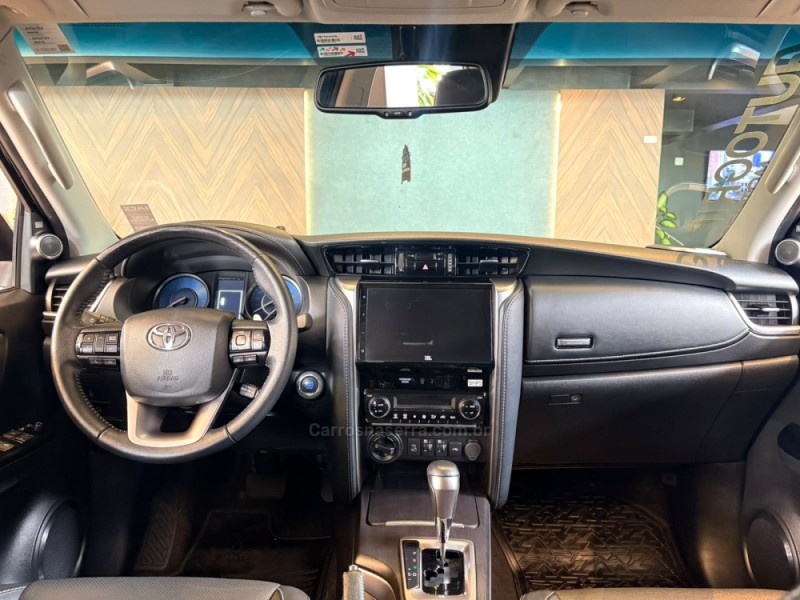 HILUX SW4 2.8 4X4 SRX PLATINUM TURBO 7 LUGARES DIESEL 4P AUTOMÁTICO - 2024 - CAMPO BOM