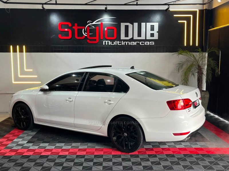 JETTA 2.0 TSI HIGHLINE 200CV GASOLINA 4P TIPTRONIC - 2011 - ESTâNCIA VELHA